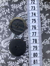 Knopen | Grijs | Ø 25 mm - Leisteenlook kunststof knopen met reliefrandje en 4 gaatjes