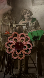 Applicaties | Roze | 3 x 3 cm | Handgemaakte frivolité bloemen met rode/goud oude vintage glasknoop (1 cm)