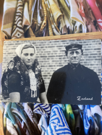 VERKOCHT | Briefkaarten | Zeeland | 1962 - Man en vrouw in Zeeuwse streekdracht