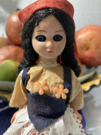 v Zwitserland | Poppen | Klederdracht | Maria met het mandje (knipperoogjes)