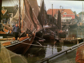 Briefkaarten | Spakenburg | Fotokaart - Ansichtkaart van mannen op boot in klederdracht (streekdracht)