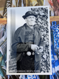 Briefkaarten | Zeeland | Zuid-Beveland | 1960 - Echte fotokaart - Met met pijp in Zeeuwse klederdracht 'Een pijpje stoppen'
