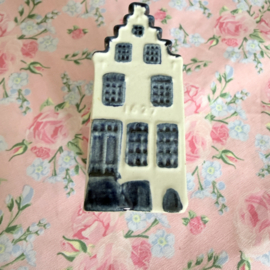 Delfts blauw | Amsterdams Goedewaagen grachtenhuisje nr. 2 met KLM tekst