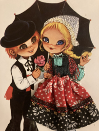 Geborduurde Souvenir kaarten Bigeyed | Frankrijk | Áu Bon Pays Maraichain - verliefde jongen met roosje en meisje (met mooi rokje) - getekend MW.