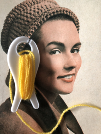Breien | Vintage wit breivisje Jonco. De Jong & Co.  met geel garen |  8 cm - jaren '60
