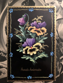 Briefkaart | Bloemen |  Viooltjes | Paarsgele viooltjes M.D. Paris serie no 6640 'Hereux Anniversaire" reliefkaart
