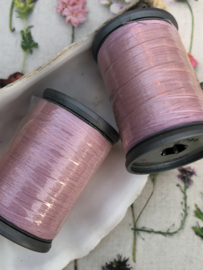 9401 - Garen | Mölnlycke Sytrad Göteborg | Poeder roze  - 300 meter | 328 Yard Yarn 100% polyester naaigaren klosje 3 x 3 cm | Vintage - wit label