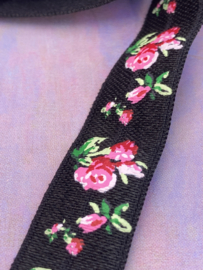 Sierband | Zwart | 1,5 cm - Elastisch band met roze roosjes bedrukt (per 50 cm)