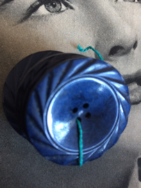 Knopen | Blauw | Ø 35 mm Donkerblauwe knopen met reliëf  | jaren '60