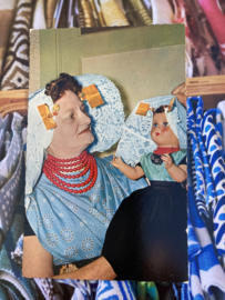Briefkaarten | Zeeland | Vrouwen | 1962 - Fotokaart - Vrouw met pop in Zeeuwse streekdracht