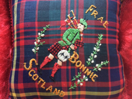 VERKOCHT | Vintage zijden Schots Tartan speldenkussen in orgineel doosje | "Frae Bonnie Schotland"| jaren '50