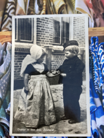 Briefkaarten | Zeeland | Kinderen | 1950 - Fotokaart jongen en meisje  'Dokter in de den dorp, Zeeland'