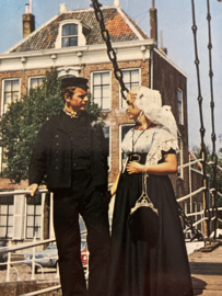 Briefkaarten | Zeeland | Man & vrouw | 1970 - Stelletje op ophaalbrug in klederdracht