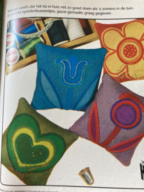 Naaien | KNIP Maandblad voor zelfmaakmode - 1971, nr. 11 november (72 knippatronen, poppenkleuren en knuffelbeesten)