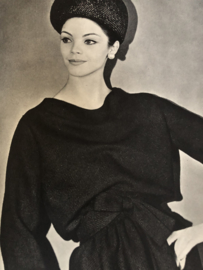 VERKOCHT | 1963 | Femme Chic - Collections Plein ete 1963 - Givency, Balenciaga en Yves Saint-Laurent en Madame Grés met Engelse en Duitse vertaling