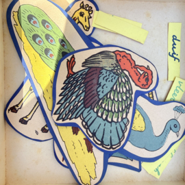 Onderwijs | Vintage doos (2) met handgemaakte vilten Nederlandse schoolbord figuren en woorden – kweekschool – jaren 50/60