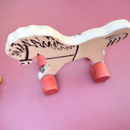 Paardjes | Oud houten Steiff speelgoedpaard op wielen voor kinderen, wit, verzamelbaar kinderspeelgoed, antiek.