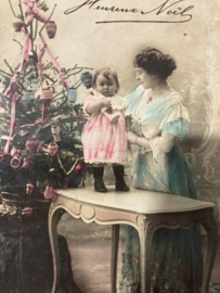 Kerstkaarten | Kinderen | Hereux Noël - Moeder en meisje in roze jurk kerstboom met roze strikken