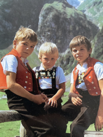 Briefkaarten | Zwitserland | SEEALP Drie jongentjes in klederdracht