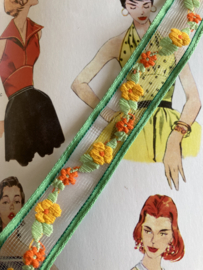 Sierband | Groen | Bloemen | Geborduurd fijne bloemenrand tuele band met oranje bloemen (50 x 2,8 cm)