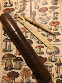 Naaldenkoker | Hout | Houten (eiken) (stop-)naaldenkoker met benen priem en elastieknaald met oogje - 1800-1850