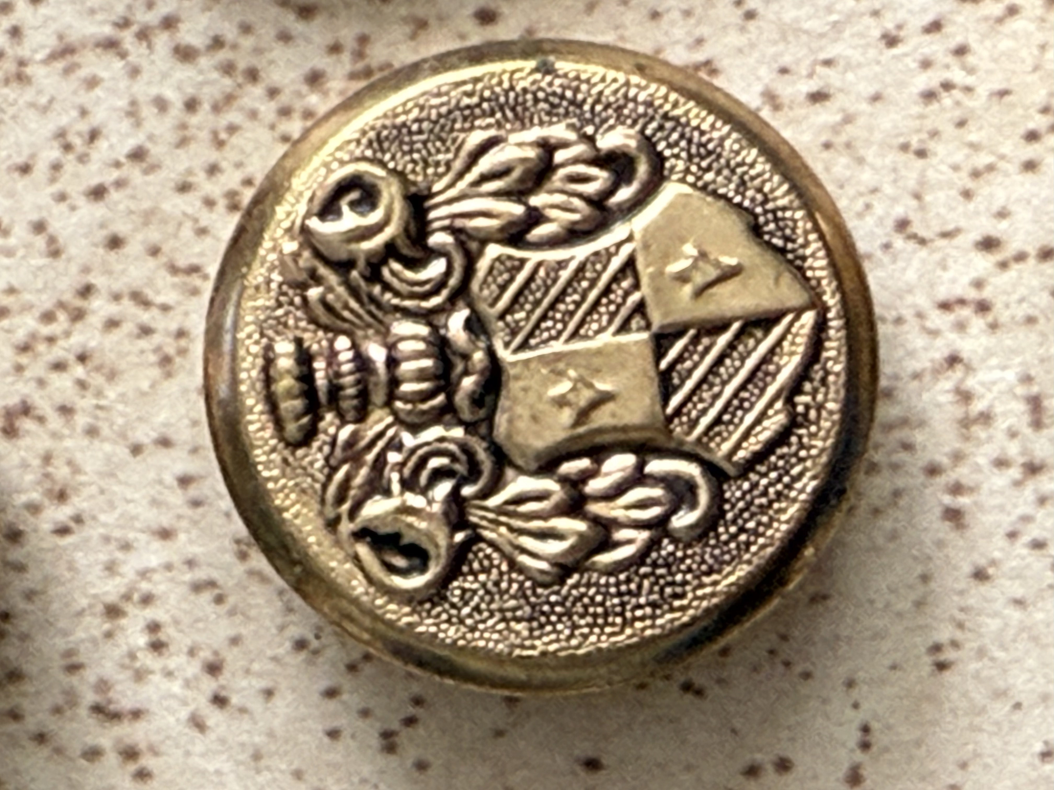 Ø 18 mm | Knopen | Goudkleurige | Knopenkaart met twaalf (120) mode wapenschildjes
