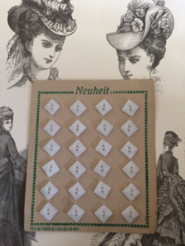 VERKOCHT | Knopen | Wit | Jugendstil | Knopenkaart met 24 prachtige antieke knopen |  glas | 1890-1910