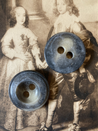 Knopen | Grijs | 30 mm - Elga Buttons Best: platte knoop met relief zwart/bruin/grijs met beige vleugje en twee gaatjes