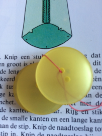 Knopen | Geel | Ø 20 mm - Platte vintage gele knopen met 2 gaatjes
