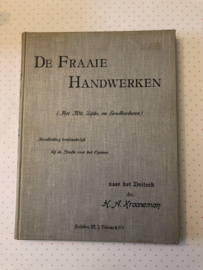 VERKOCHT | 1900 | De Fraaie Handwerken (Het Wit, Zijde, en goudborduren) naar het Duitsch door H.A. Krooneman | Zutphen W.J. Thieme & Cie. - Borduurtechnieken - Restauratie borduurwerken