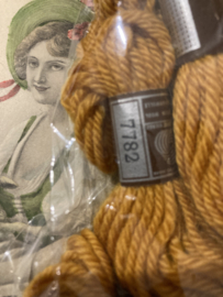 * 7782 borduurwol GEEL KERRIE DONKER Colbert DMC Laine pour tapisserie - virgin wool