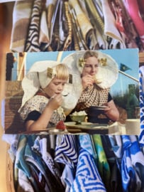 Briefkaarten | Zeeland | Kinderen | Zuid-Beveland | 1960 - Fotokaart - moeder en dochter drinken koffie