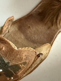 Antiek schoentje met speldenkussen met vlindertje