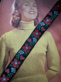 Sierband | Zwart | 02 cm - 20 mm breed | zwarte ondergrond Jaquard geweven band met rode bloemen en hartjes en lichtblauwe blaadjes en groene takjes