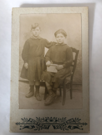 Foto | Frankrijk | Jongens | Twee jongens in een jurkje op een stoel - Portrait Souvenir
