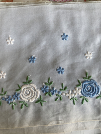 Broderie Anglaise | Blauw | Bloemen | 11 cm x 50 cm - Antiek geborduurd breed lichtblauw katoenen band met witte en blauwe roosjes