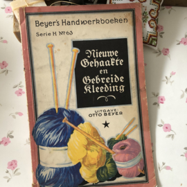VERKOCHT | 1920 | Boeken | Handwerken | Beyer's Handwerkboeken Serie H N° 63 - Nieuwe Gehaakte en gebreide kleeding - Otto Beyer met 34 afbeeldingen en een bijvoegsel met knippatronen