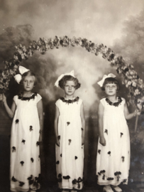 Foto | Nederland | Meisjes | Drie mooie kleine meisjes -  Fotografisch Atelier Voorburg Rudolf Domerghi ca. 1946