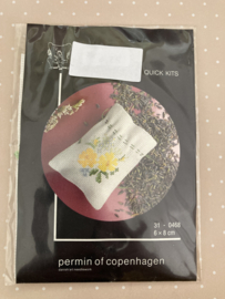 VERKOCHT | Borduurpakketten | Borduurpakketje Lavendel zakje met gele bloemetjes: Permin of Copenhagen 6 x 8 cm Quick Kits