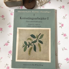 VERKOCHT | 1955 | Boeken | Kruissteken | Denemarken | Korsstingsarbejder I | Cross-stich Embroidery designed by Gera Bengtsson - Host & Sons Forlag
