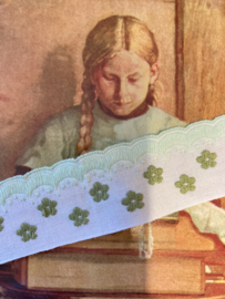 Broderie Anglaise | Groen | Vintage sierband met witte ondergrond en mosgroene bloemetjes en mint schulpjes randje (3 cm)