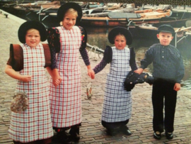 VERKOCHT | Spakenburg | Fotokaart - Ansichtkaart met kinderen in Spakenburgs klederdracht (streekdracht) (nieuw)