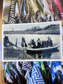 Briefkaarten | Zeeland | Mensen | xx Echte foto - Overzetveer Zeeland - mannen en vrouwen in streekdracht in boot