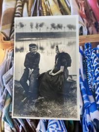 Briefkaarten | Zeeland | Kinderen | Axel | 1950 - Echte fotokaart - Jongen en meisje bij het water in streekdracht 'Axelse klederdrachten'