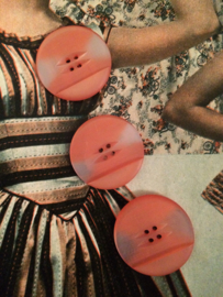 Knopen | Rood - 40 mm  gemixte kleur knopen met reliëf  vier gaatjes - lichter tintje | vintage jaren ‘50