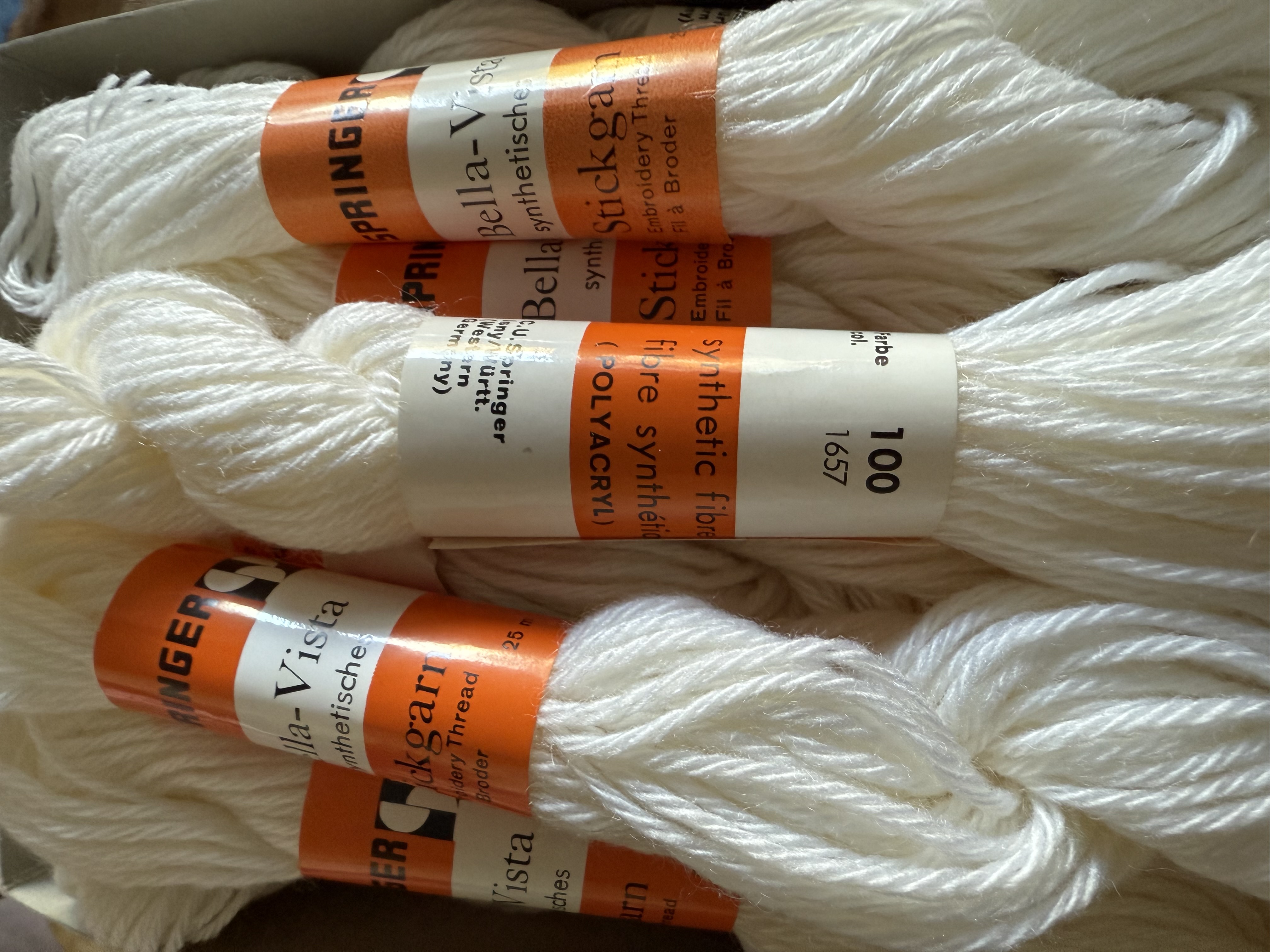 Bella Vista - witte synthetische borduurwol