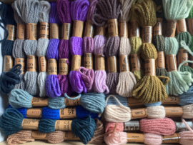 VERKOCHT | Borduurwol | Pakketten | 'Bloemen' met 25 strengen borduurwol in herfstkleuren