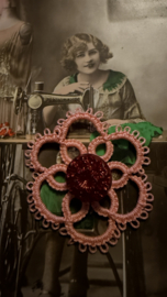 Applicaties | Roze | 4 x 4 cm | Handgemaakte frivolité bloemen met oude rode vintage glasknoop (1,2 cm)