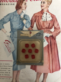 VERKOCHT | Knopen | Rood - 10 mm Pecam doosje met 7 carré knopen iets gemarmerd met oranje | vintage jaren '60