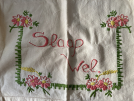VERKOCHT | Borduren | Pyjama zak van dik katoen met de tekst "Slaap wel" jaren '60